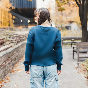 h clothing - female model with back to camera wearing navy blue sweatshirt